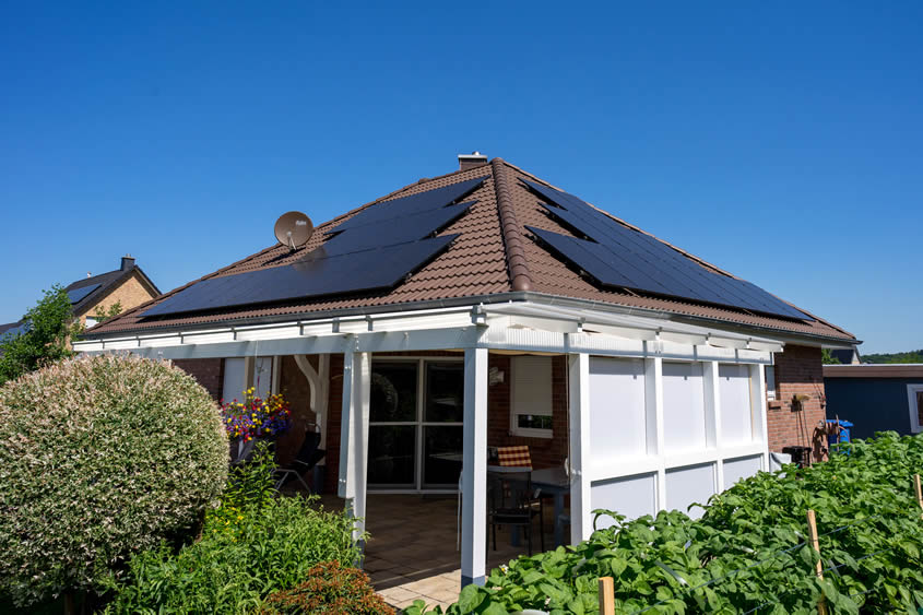 PV-Anlage - Tespe - 9,92 kWp mit 32 JASolar-Modulen auf Einfamilienhaus, KOSTAL Hybrid -Wechselrichter und BYD-Batteriespeicher HVS 7.7 PV-Anlage - Tespe - 9,92 kWp mit 32 JASolar-Modulen auf Einfamilienhaus, KOSTAL Hybrid -Wechselrichter und BYD-Batteriespeicher HVS 7.7