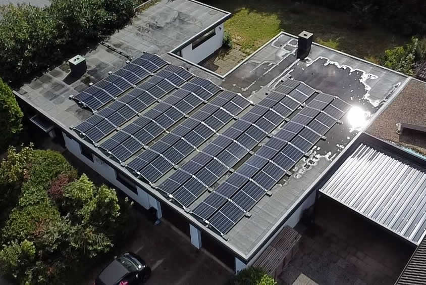Photovoltaik-Anlage - Tespe | PV-Anlage auf Flachdach eines EFH mit E3/DC-Hauskraftwerk PRO 19.5 sowie 2 Wallboxen Photovoltaik-Anlage - Tespe | PV-Anlage auf Flachdach eines EFH mit E3/DC-Hauskraftwerk PRO 19.5 sowie 2 Wallboxen