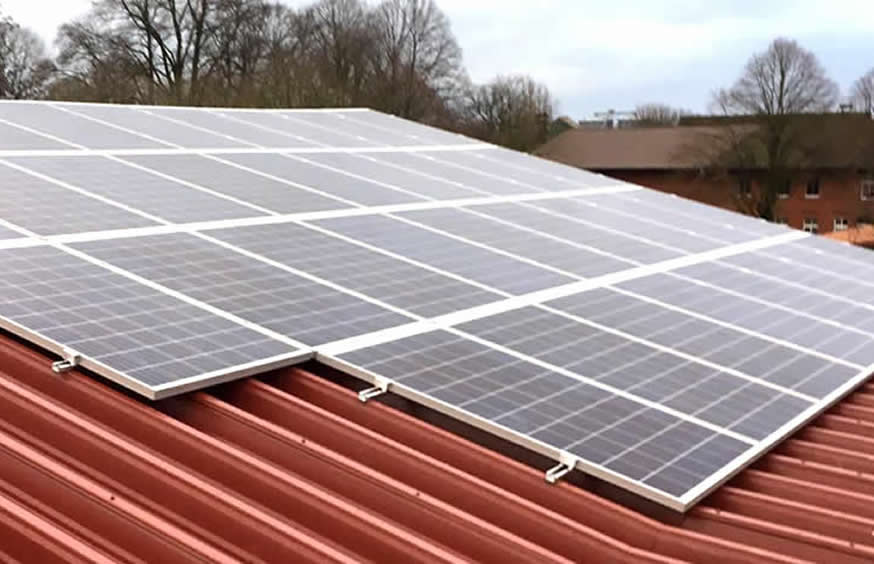 PV-Anlage - Krukow | 9,975 kWp auf Scheunendach mit 35 SOLARWATT Glas/Glas-Modulen Vision 60P , 285 Wp und E3/DC-Hauskraftwerk S10 inkl. Batteriespeichermodulen 13 kWh PV-Anlage - Krukow | 9,975 kWp auf Scheunendach mit 35 SOLARWATT Glas/Glas-Modulen Vision 60P , 285 Wp und E3/DC-Hauskraftwerk S10 inkl. Batteriespeichermodulen 13 kWh
