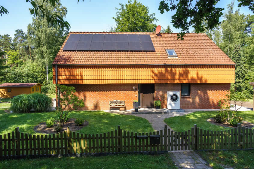 PV-Anlage - Barum - 11,7 kWp in Ost/West-Ausrichtung auf EFH mit E3/DC-Hauskraftwerk S10 SE13 und Batteriespeicher 11,7 kWh, einer Wallbox Multiconnect II sowie einer Bosch Luft/Wasser-Wärmepumpe Compress CS 7000i AW PV-Anlage - Barum - 11,7 kWp in Ost/West-Ausrichtung auf EFH mit E3/DC-Hauskraftwerk S10 SE13 und Batteriespeicher 11,7 kWh, einer Wallbox Multiconnect II sowie einer Bosch Luft/Wasser-Wärmepumpe Compress CS 7000i AW